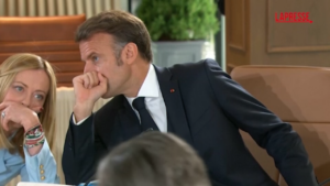 G7, Macron sussurra qualcosa a Meloni: la premier alza gli occhi al cielo e fa il pollice alzato