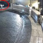 Roma, con l’auto giù da scalinata Trinità dei Monti: soccorso anziano