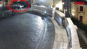 Roma, con l’auto giù da scalinata Trinità dei Monti: soccorso anziano