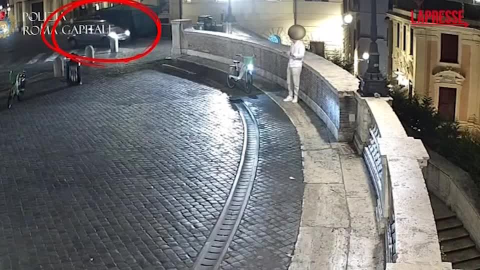Roma, con l’auto giù da scalinata Trinità dei Monti: soccorso anziano Roma, con l’auto giù da scalinata Trinità dei Monti: soccorso anziano