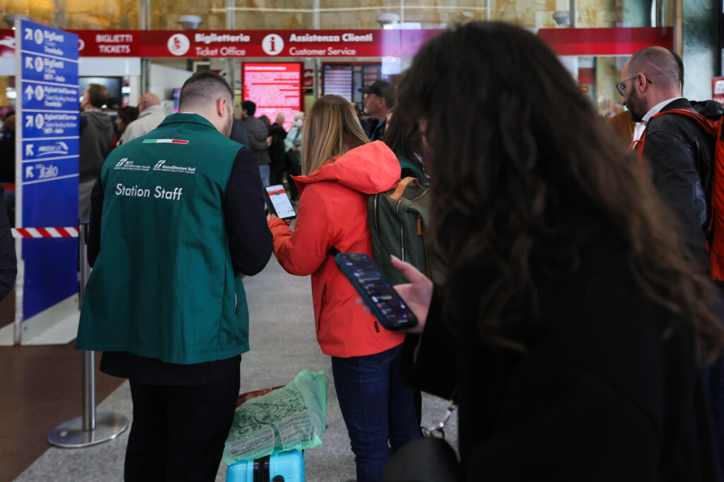 Treni, guasti all’Alta Velocità tra Roma e Napoli: ritardi fino a 100 minuti Treni, guasti all’Alta Velocità tra Roma e Napoli: ritardi fino a 100 minuti