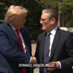 G7, gaffe di Trump con Starmer: gli cadono i fogli e inserisce Regno Unito nell’Ue