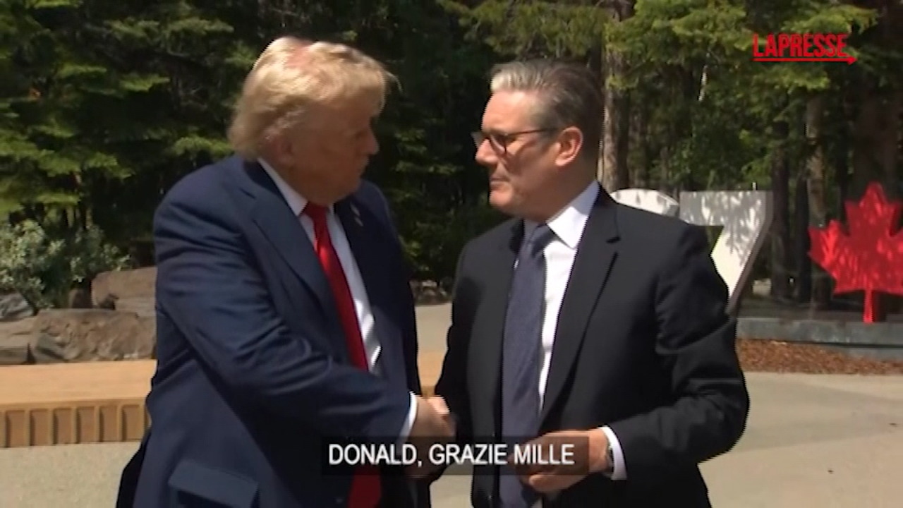 G7, gaffe di Trump con Starmer: gli cadono i fogli e inserisce Regno Unito nell’Ue G7, gaffe di Trump con Starmer: gli cadono i fogli e inserisce Regno Unito nell’Ue