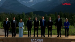 G7, ecco la foto di famiglia con Trump: “Devo tornare a Washington il prima possibile”