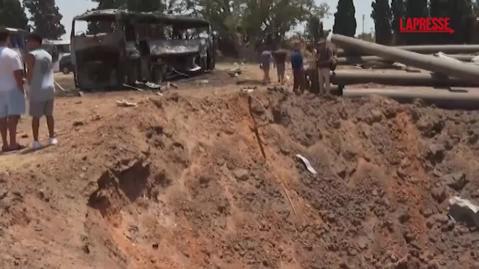 Israele, il cratere provocato da un missile iraniano a Herzliya Israele, il cratere provocato da un missile iraniano a Herzliya