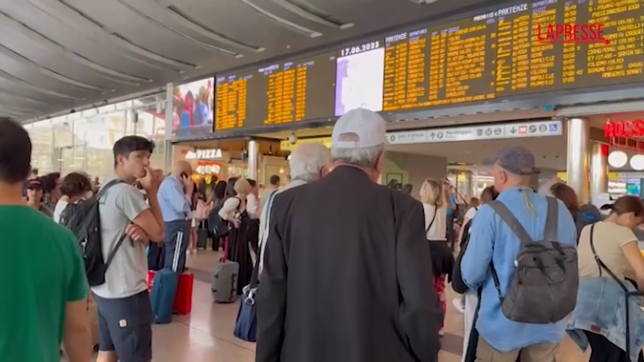 treni in ritardo disagi alla stazione termini di roma