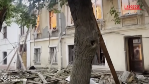 Ucraina, raid russo su Odessa: i feriti soccorsi tra le macerie