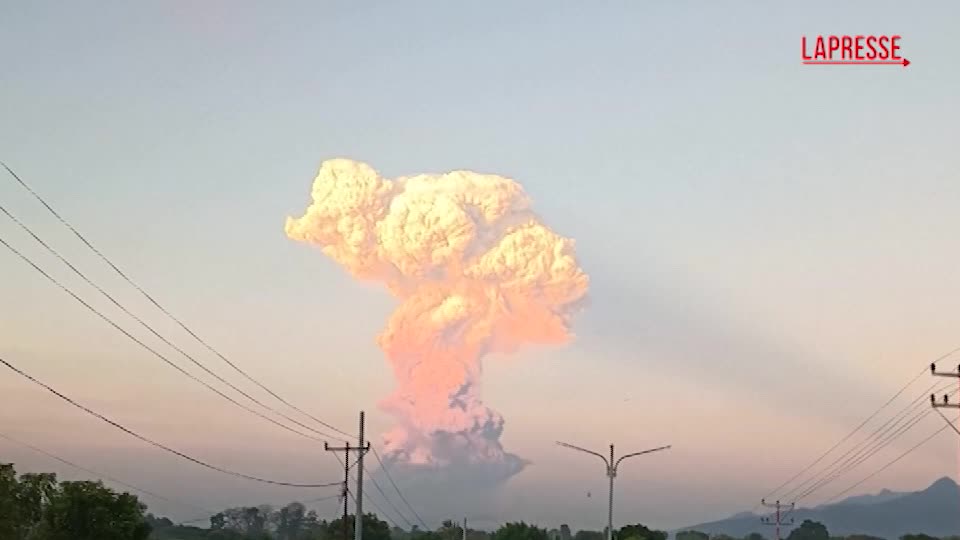 Indonesia, l’eruzione del vulcano Laki Laki Indonesia, l’eruzione del vulcano Laki Laki