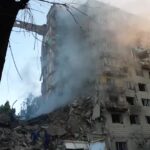 Ucraina, Mosca attacca Kiev nella notte: le immagini delle macerie, tra le vittime un cittadino Usa
