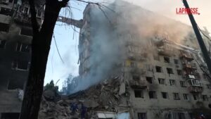 Ucraina, Mosca attacca Kiev nella notte: le immagini delle macerie, tra le vittime un cittadino Usa