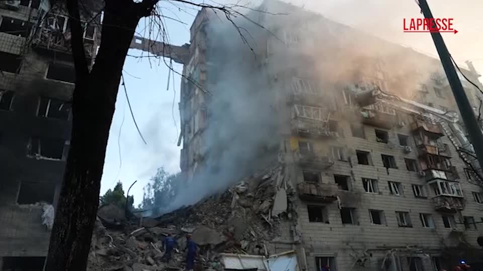 ucraina mosca attacca kiev nella notte le immagini delle macerie tra le vittime un cittadino usa