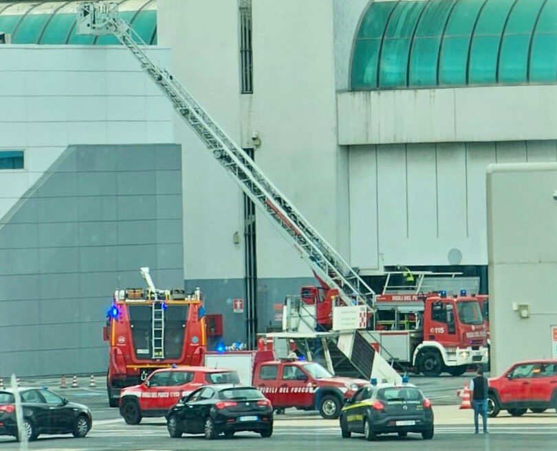 Roma, incendio all’aeroporto di Fiumicino: allarme rientrato Roma, incendio all’aeroporto di Fiumicino: allarme rientrato