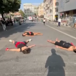 Femminicidi, flash mob delle femministe di ‘Bruciamotutto’ a Roma