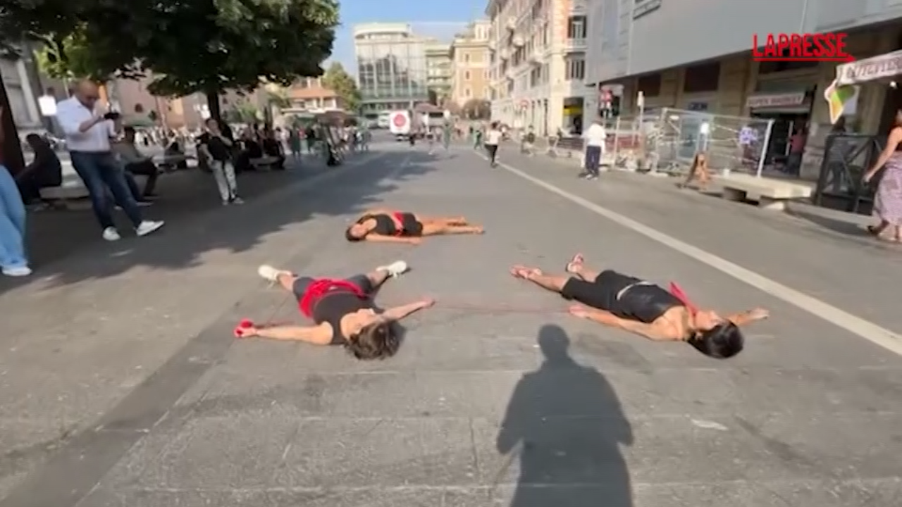 Femminicidi, flash mob delle femministe di ‘Bruciamotutto’ a Roma Femminicidi, flash mob delle femministe di ‘Bruciamotutto’ a Roma