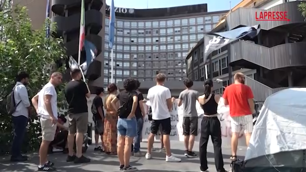 Università, protesta degli studenti a Roma: in tenda fuori da Regione Lazio contro chiusura studentati Università, protesta degli studenti a Roma: in tenda fuori da Regione Lazio contro chiusura studentati