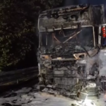 Ascoli Piceno, camion in fiamme sulla A14: il video dell’intervento dei Vigili del fuoco