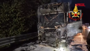 Ascoli Piceno, camion in fiamme sulla A14: il video dell’intervento dei Vigili del fuoco