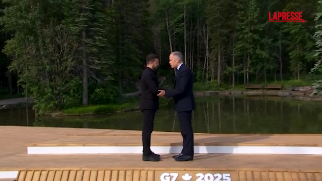 Zelensky accolto al G7 da Carney: “Per noi notte difficile, colpiti infrastrutture e civili” Zelensky accolto al G7 da Carney: “Per noi notte difficile, colpiti infrastrutture e civili”