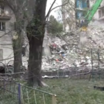 Ucraina, a Kiev si scava sotto le macerie dopo i bombardamenti russi