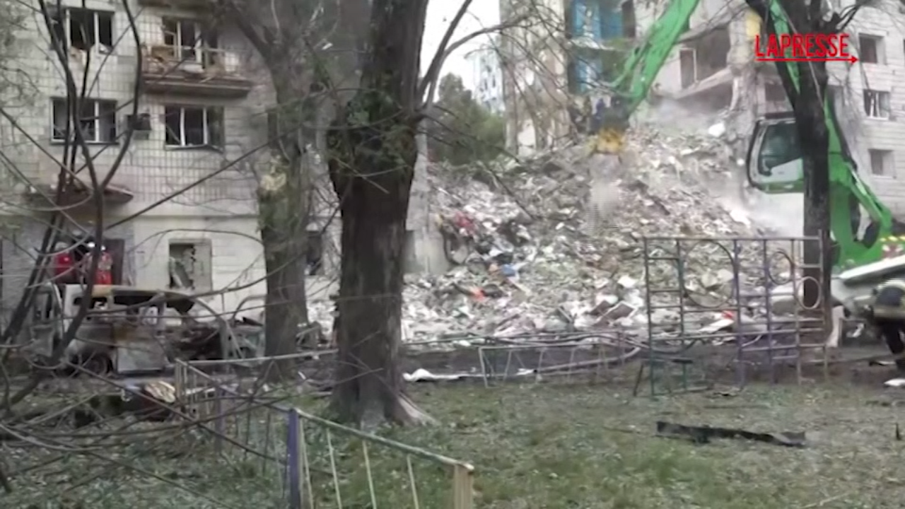 ucraina a kiev si scava sotto le macerie dopo i bombardamenti russi