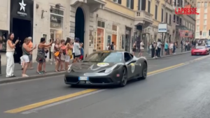 Le auto della ‘1000 Miglia’ sfilano per il centro di Roma