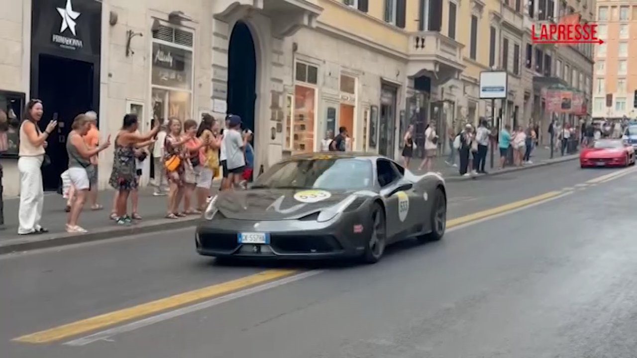 Motori, le auto della ‘1000 Miglia’ sfilano per il centro di Roma Motori, le auto della ‘1000 Miglia’ sfilano per il centro di Roma