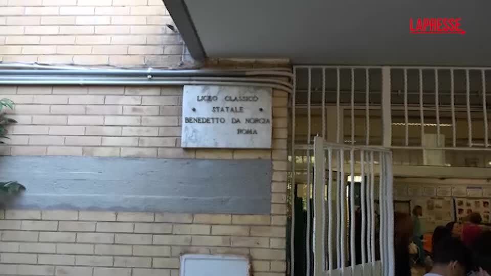 Maturità 2025: a Roma l’attesa dei ragazzi tra paure, speranze e scaramanzia Maturità 2025: a Roma l’attesa dei ragazzi tra paure, speranze e scaramanzia