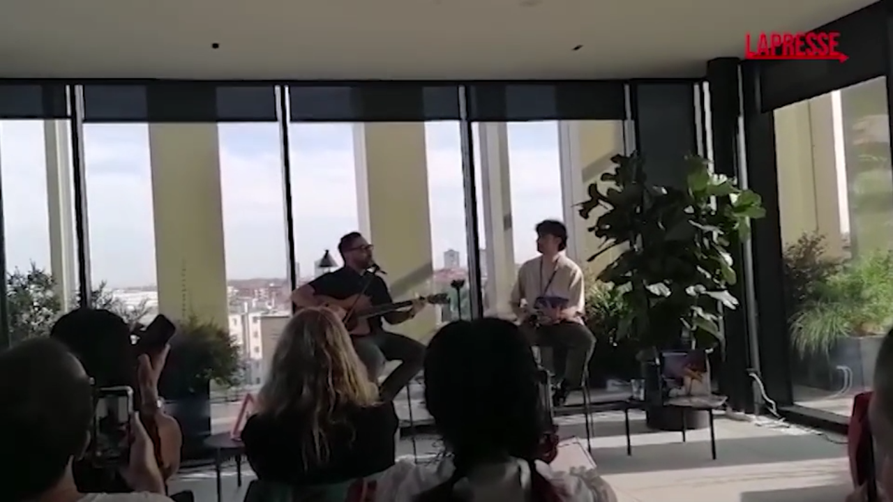 Tiromancino, Federico Zampaglione intona alla chitarra ‘La descrizione di un attimo’ Tiromancino, Federico Zampaglione intona alla chitarra ‘La descrizione di un attimo’
