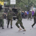 Kenya, proteste per morte blogger Albert Ojwang: polizia spara a un uomo