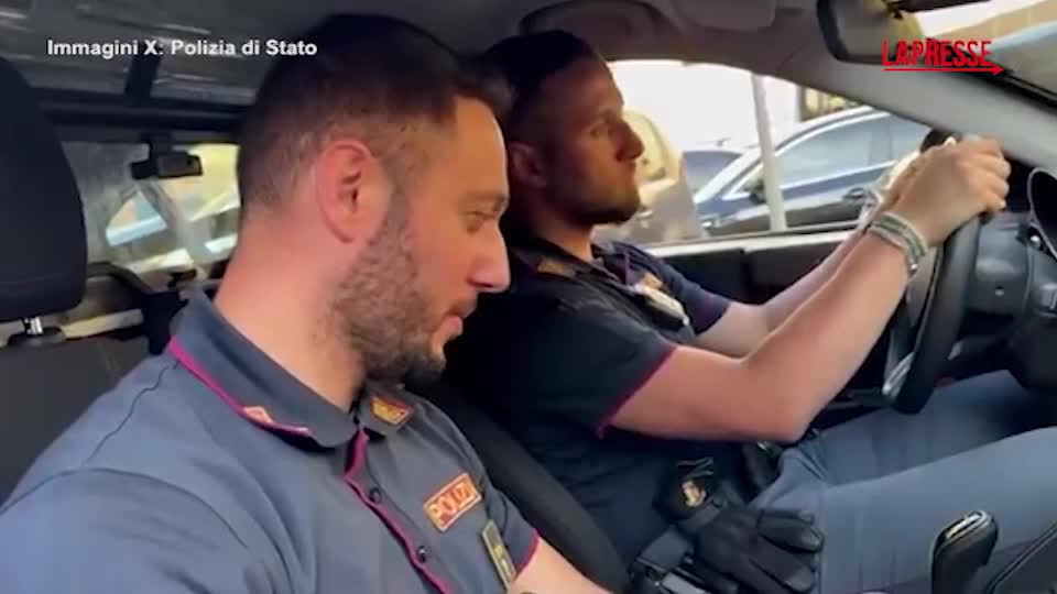 Milano, poliziotto accoltellato un anno fa: torna in servizio Christian Di Martino Milano, poliziotto accoltellato un anno fa: torna in servizio Christian Di Martino