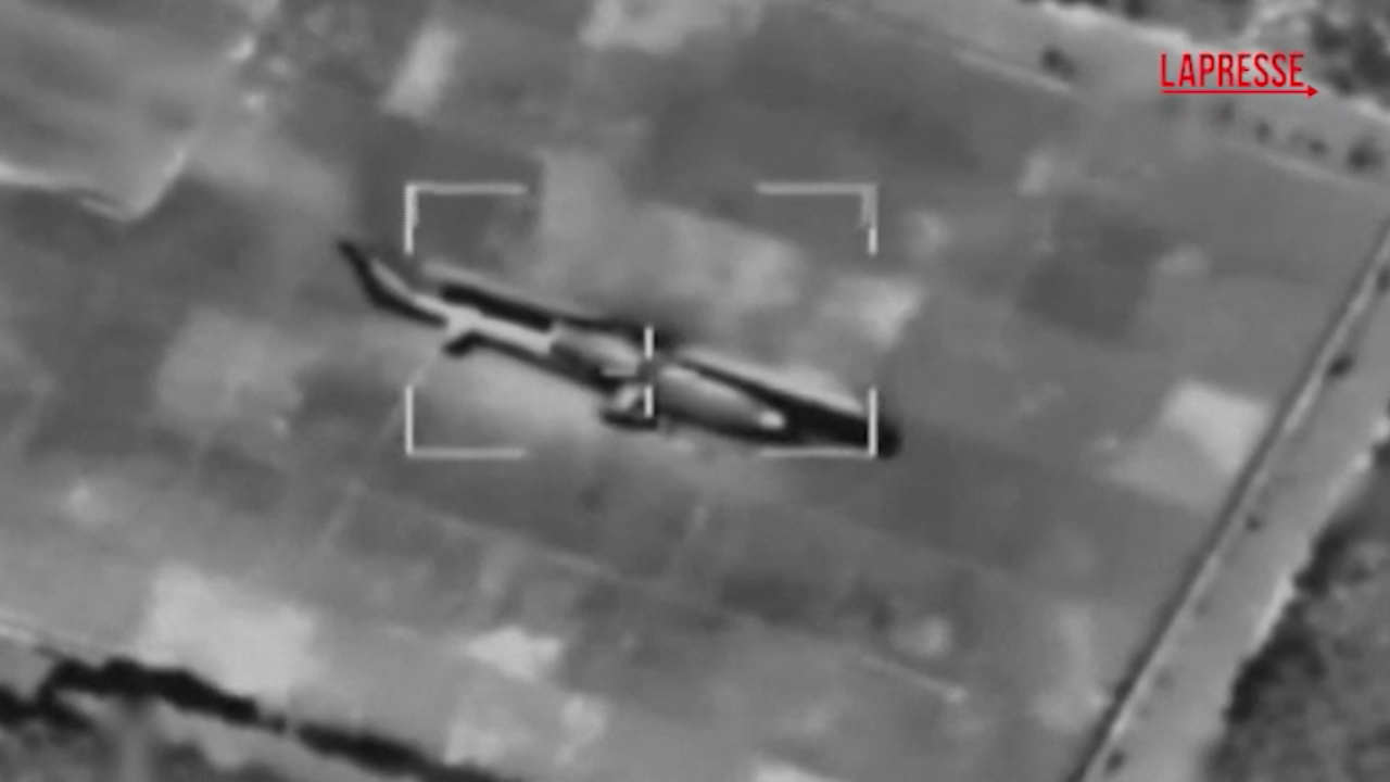 israele iran tel aviv colpisce elicotteri iraniani a terra il video dell8217attacco