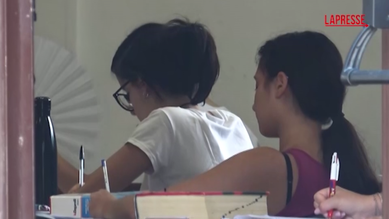 Maturità 2025, studenti dopo la prima prova: più sereni ma vietato festeggiare Maturità 2025, studenti dopo la prima prova: più sereni ma vietato festeggiare