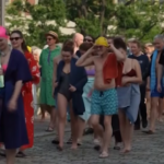 Berlino, centinaia di nuotatori nel fiume Sprea per protesta contro il divieto di balneazione