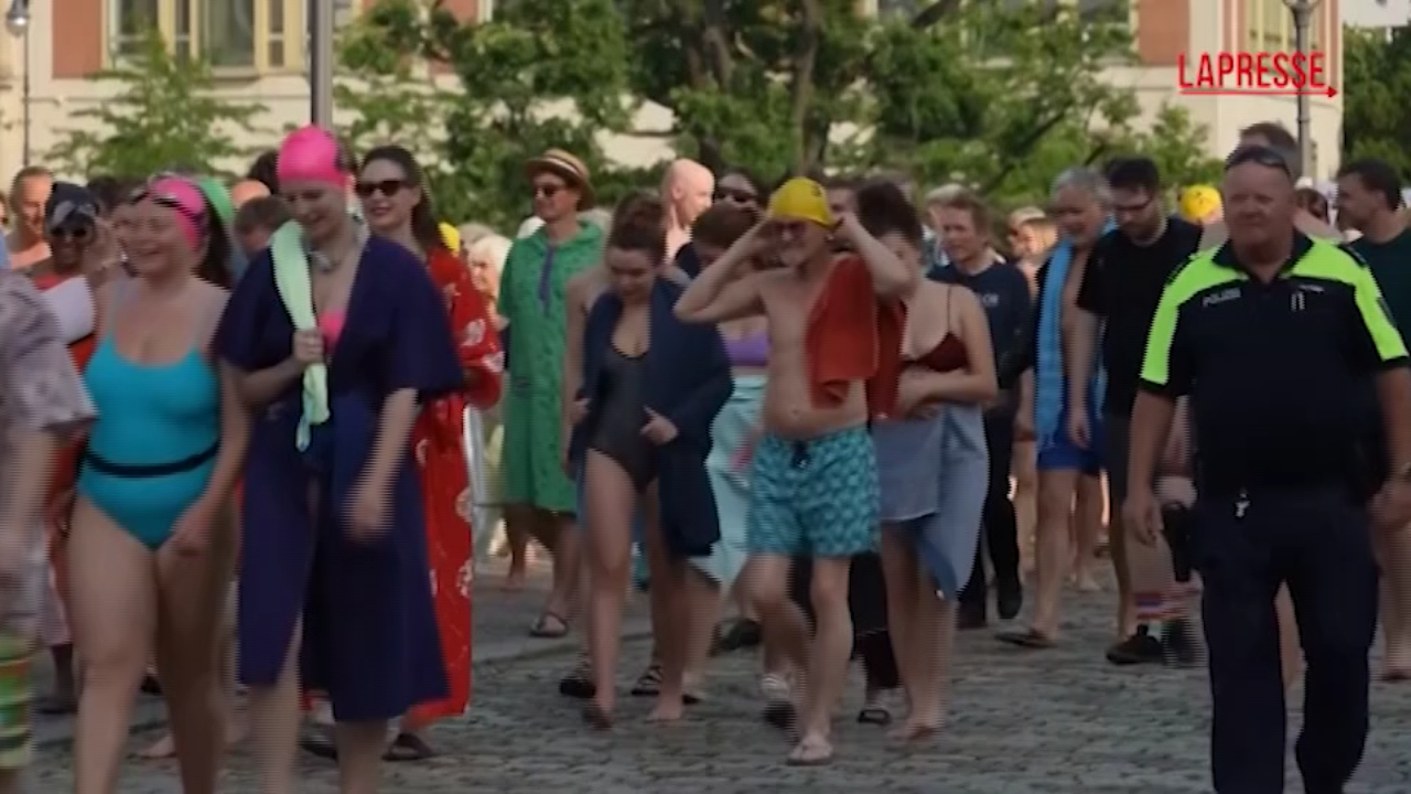 Berlino, centinaia di nuotatori nel fiume Sprea per protesta contro il divieto di balneazione Berlino, centinaia di nuotatori nel fiume Sprea per protesta contro il divieto di balneazione