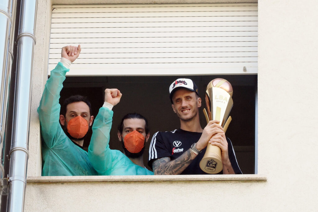 La Virtus Bologna da Achille Polonara in ospedale con la coppa scudetto La Virtus Bologna da Achille Polonara in ospedale con la coppa scudetto