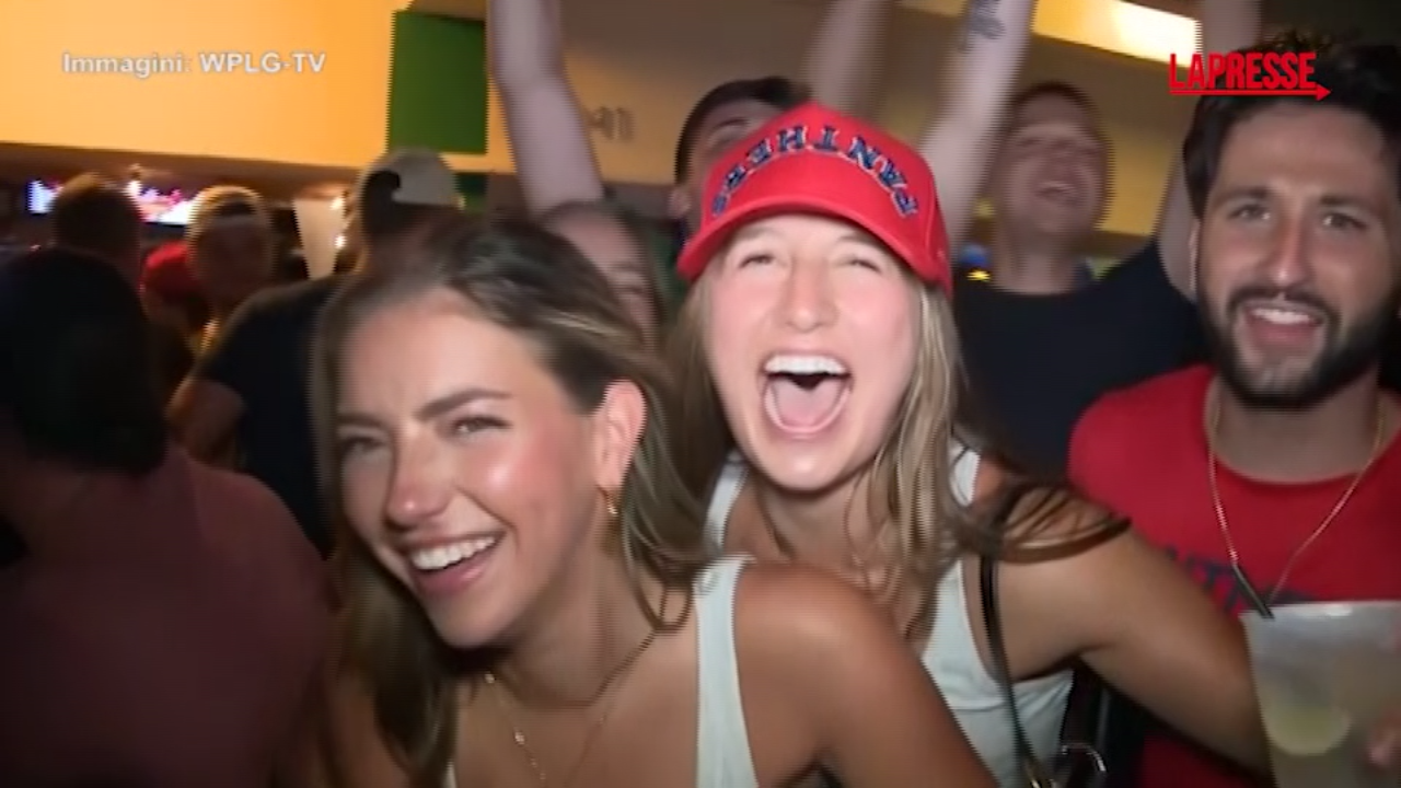 Hockey, i Florida Panthers vincono la Stanley Cup: festeggiamenti per le vie di Fort Lauderdale Hockey, i Florida Panthers vincono la Stanley Cup: festeggiamenti per le vie di Fort Lauderdale