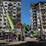 Ucraina, attacco russo su Kiev: soccorritori al lavoro tra le macerie