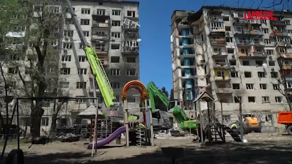 Ucraina, attacco russo su Kiev: soccorritori al lavoro tra le macerie Ucraina, attacco russo su Kiev: soccorritori al lavoro tra le macerie