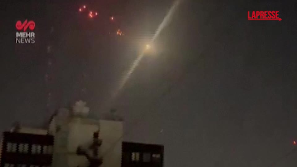 Israele Iran, missili Tel Aviv su Teheran: le immagini delle esplosioni nel cielo della capitale Israele Iran, missili Tel Aviv su Teheran: le immagini delle esplosioni nel cielo della capitale