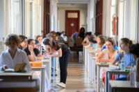 Studenti sostengono la prima prova dell'esame di maturità 2025 a Milano