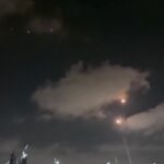 Israele-Iran, missili iraniani nel cielo di Tel Aviv nella notte