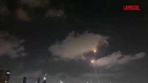 Israele-Iran, missili iraniani nel cielo di Tel Aviv nella notte