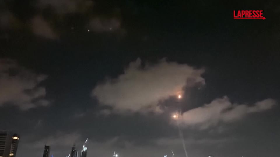 Israele-Iran, missili iraniani nel cielo di Tel Aviv nella notte