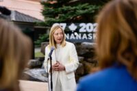 La presidente del Consiglio, Giorgia Meloni, parla con i giornalisti dopo il G7 a Kananaskis in Canada