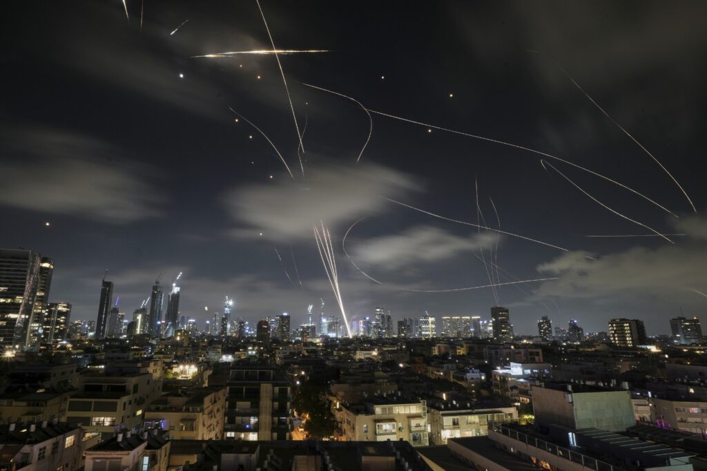 Guerra Israele Iran, attacchi incrociati nella notte. Khamenei: “La battaglia ha inizio” Guerra Israele Iran, attacchi incrociati nella notte. Khamenei: “La battaglia ha inizio”