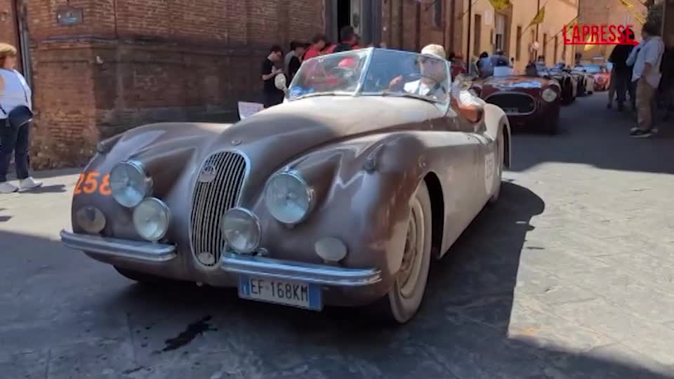 mille miglia auto d8217epoca sfilano per le vie di roma