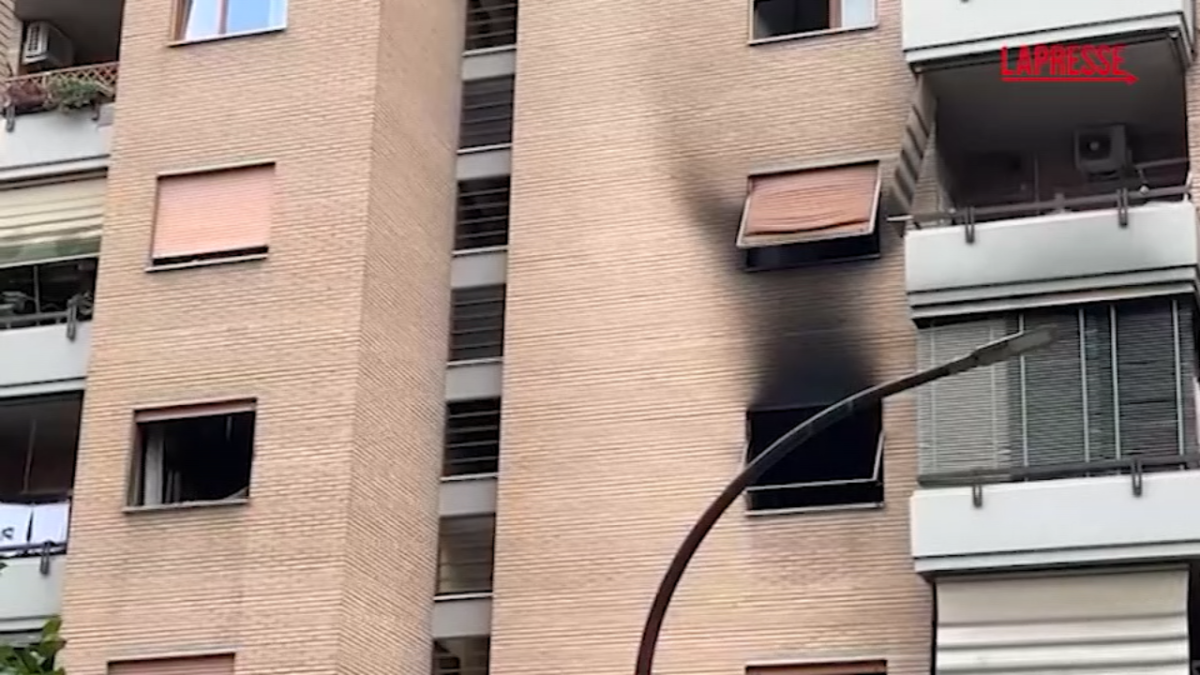 Roma, incendio in condominio: “Esplosi i vetri, le fiamme erano altissime”
