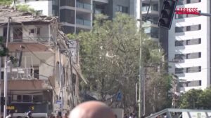 Missili iraniani su Israele, palazzi danneggiati a Tel Aviv: le immagini