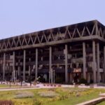 Israele bombarda tv di stato iraniana, le immagini dell’edificio colpito