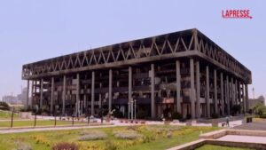 Israele bombarda tv di stato iraniana, le immagini dell’edificio colpito